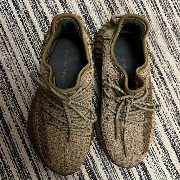 Yeezy 350 - Picture 2 of 5